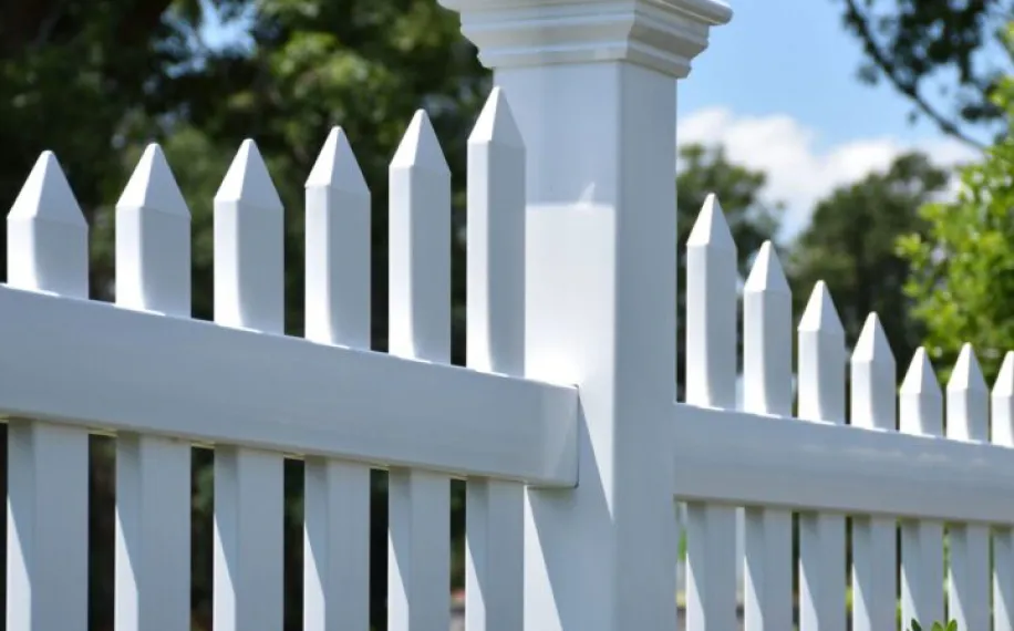 Spade Picket Vinyl Fencing